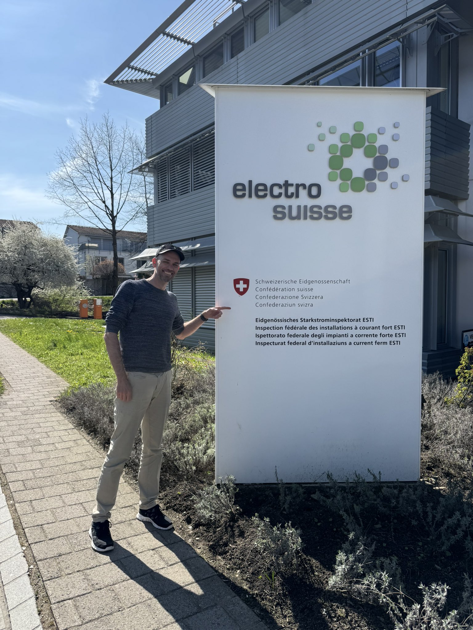 Bild vor dem ESTI in Fehraltorf