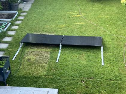 Gegen Süden aufgeständerte Panels